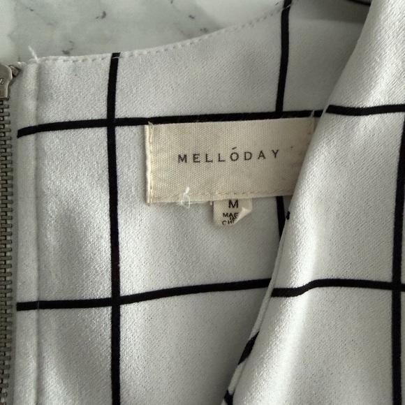 Oversized Grid Pattern Top - Picture 3 of 3